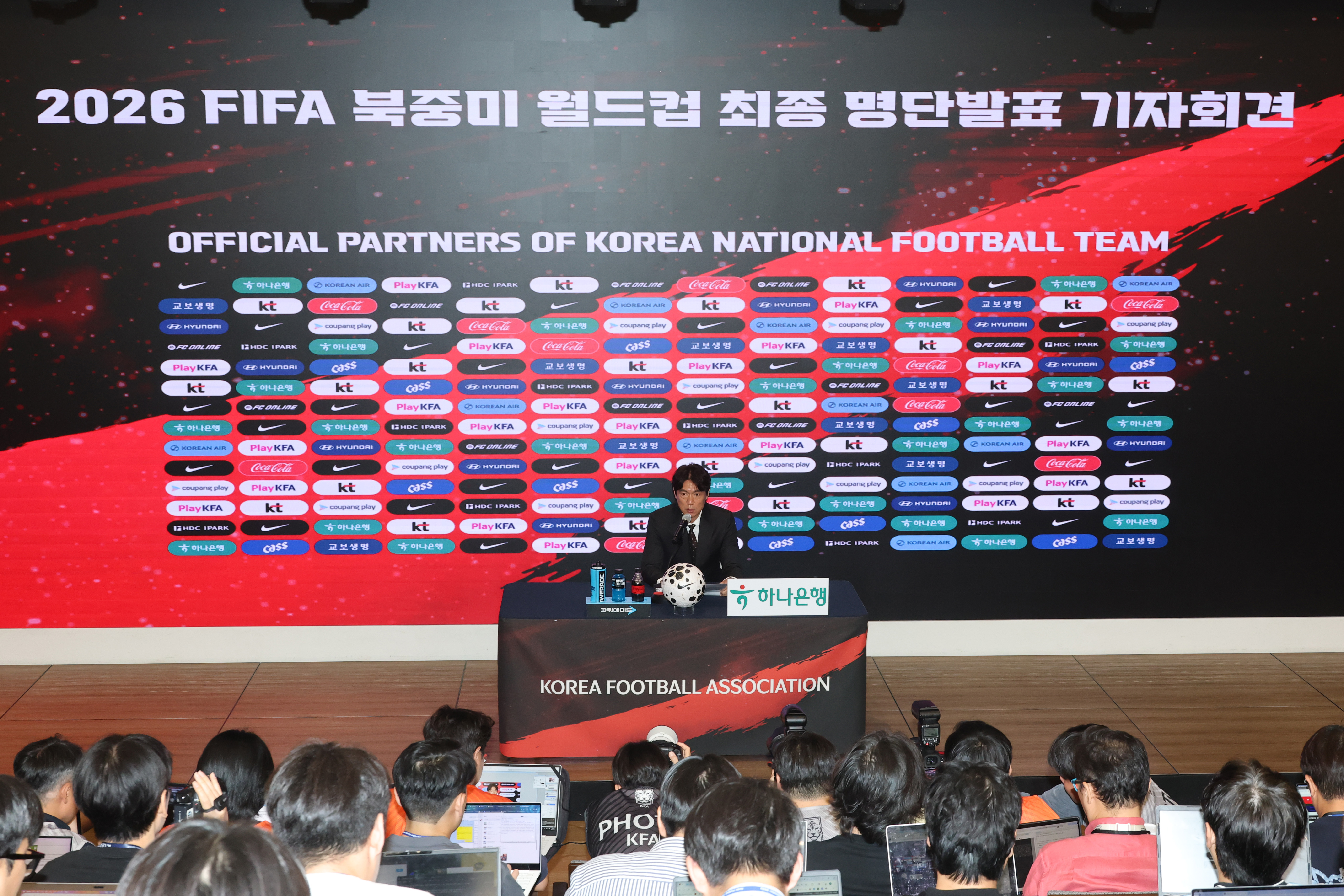 Hong Myung-bo, head coach of the men's national soccer team, on May 16 speaks at a news conference at KT Gwanghwamun West Building in  Seoul's Jongno-gu District to announce the final roster for the FIFA World Cup in North America. (Yonhap News)
