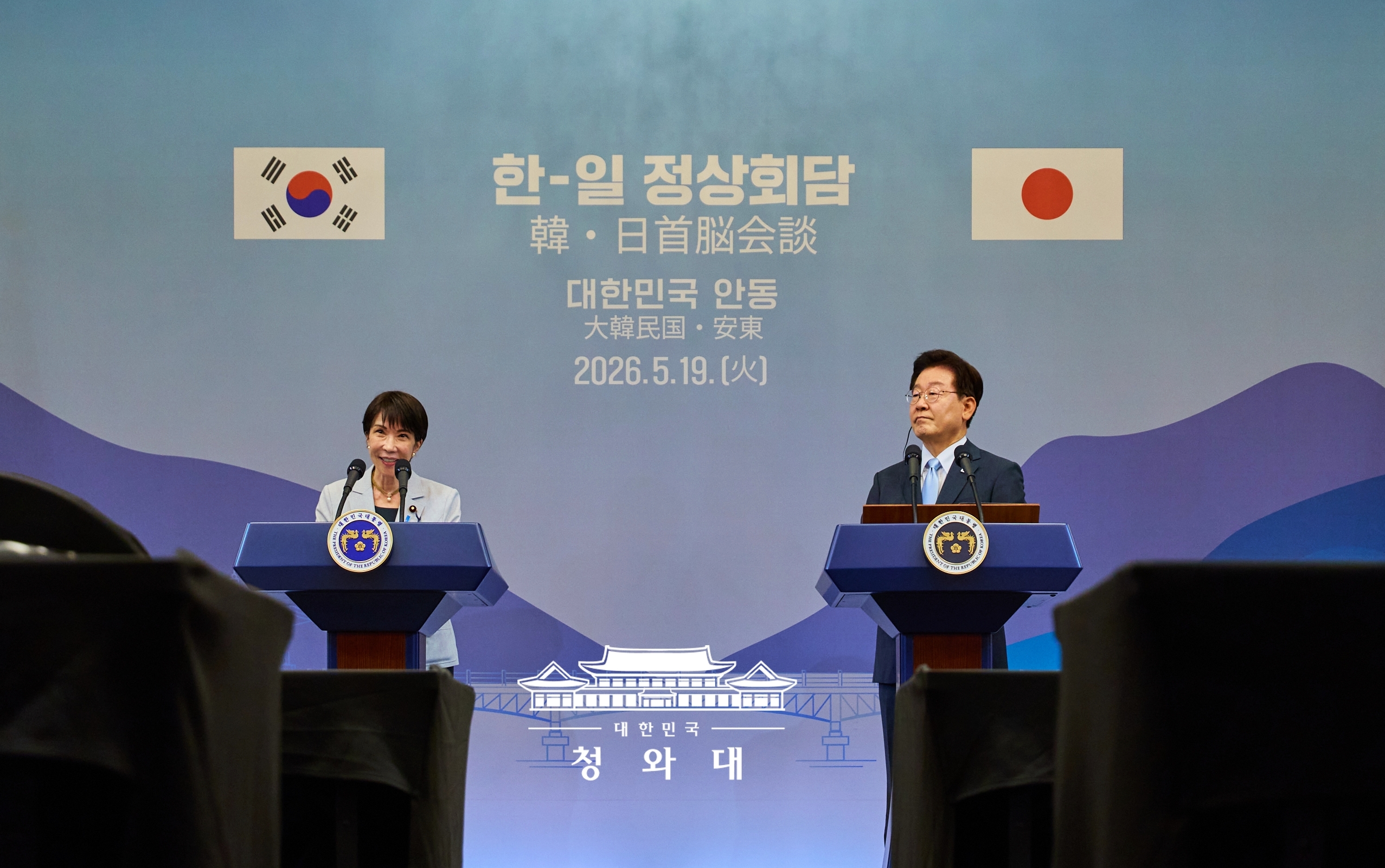 President Lee Jae Myung (right) and Japanese Prime Minister Sanae Takaichi on May 19 hold a joint news conference at a hotel in Andong, Gyeongsangbuk-do Province.
