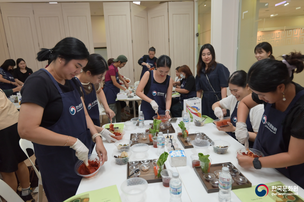 The Ministry of Culture, Sports and Tourism on May 20 announced its hosting of the 2026 Korea Season in Thailand and Vietnam. Shown are participants making jang (sauce) at a lecture hosted by the Korean Cultural Center (KCC) in Thailand from May 10-11. (KCC in Thailand)  