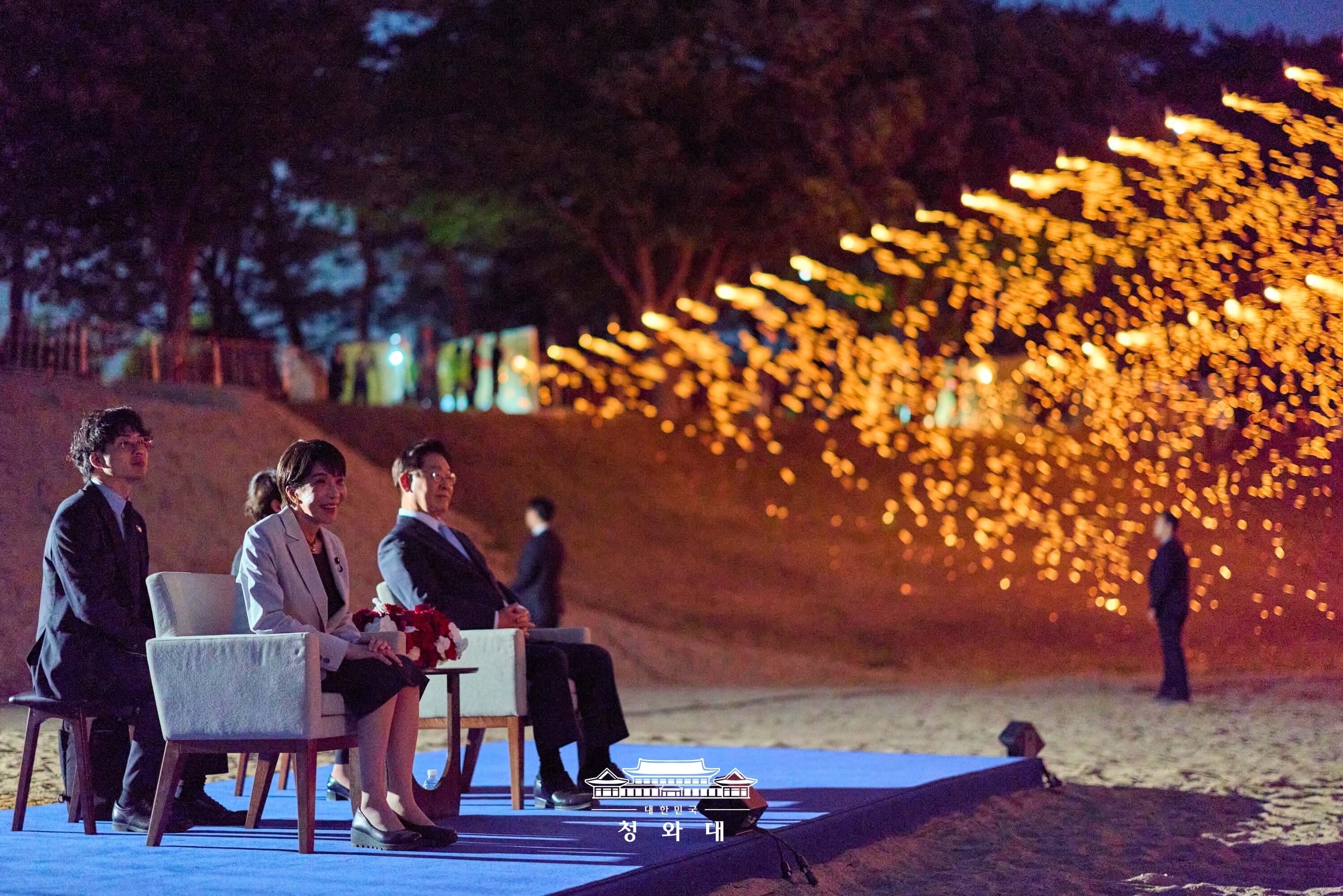 President Lee Jae Myung and Japanese Prime Minister Sanae Takaichi on May 19 watch the traditional fireworks festival Seonyu Julbul Nori after their summit in Hahoe Village of Andong, Gyeongsangbuk-do Province.