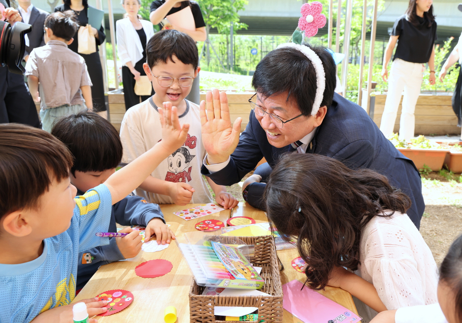 Minister of Education Choi Kyo Jin on May 15 interacts with children at Haemil Kindergarten in Sejong on the occasion of Teachers' Day.