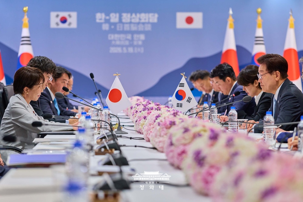 President Lee Jae Myung (right) and Japanese Prime Minister Sanae Takaichi (left) on May 19 hold extended summit talks at a hotel in Andong, Gyeongsangbuk-do Province. (Cheong Wa Dae)  