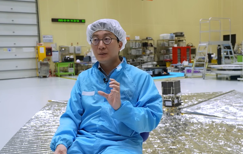Kim Minki, a principal researcher at Korea Aerospace Research Institute (KARI) in Daejeon, explains an orbital departure device that can capture and remove space debris. (KARI) 