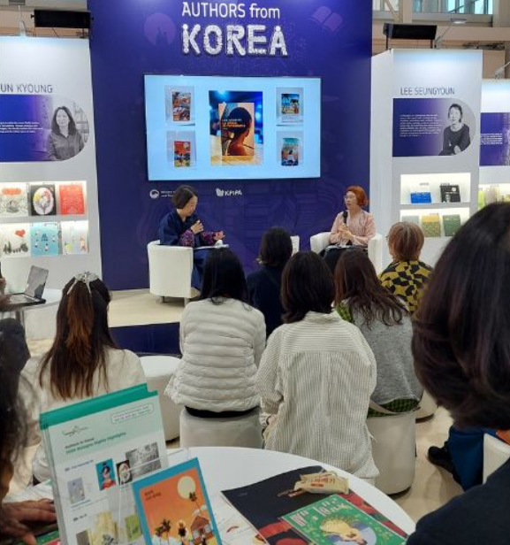 Lee Geum Yii helds a talk with visitors at the KPIPA stand at the Bologna Children's Book Fair in Bologna, Italy, on April 13.