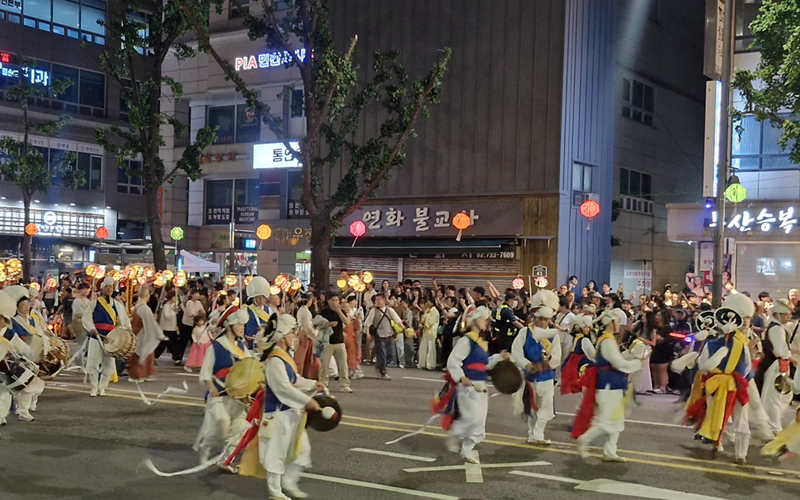 Traditional street parade in Jongno: Traditional performers take part in the Yeondeunghoe lantern parade along Jongno in Seoul on May 16, as large crowds gather on both sides of the street to watch the procession. (Photo by Faranak Solat)