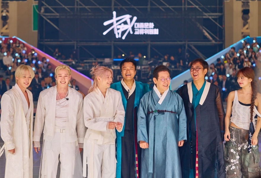 President Lee Jae Myung (fifth from left) on Oct. 1, 2025, poses for a group photo with Park Jin-young, co-chair of the the Presidential Committee on Popular Culture Exchange, and K-pop bands Stray Kids and LE SSERAFIM at the committee's launching ceremony at the convention center KINTEX in Goyang, Gyeonggi-do Province.