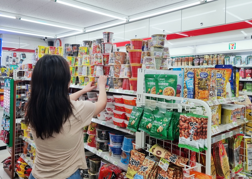 The average household income rose 2.4% in the first quarter to KRW 5.48 million per month. Shown is a scene on May 29 at a convenience store in Seoul's Jongno-gu District.  