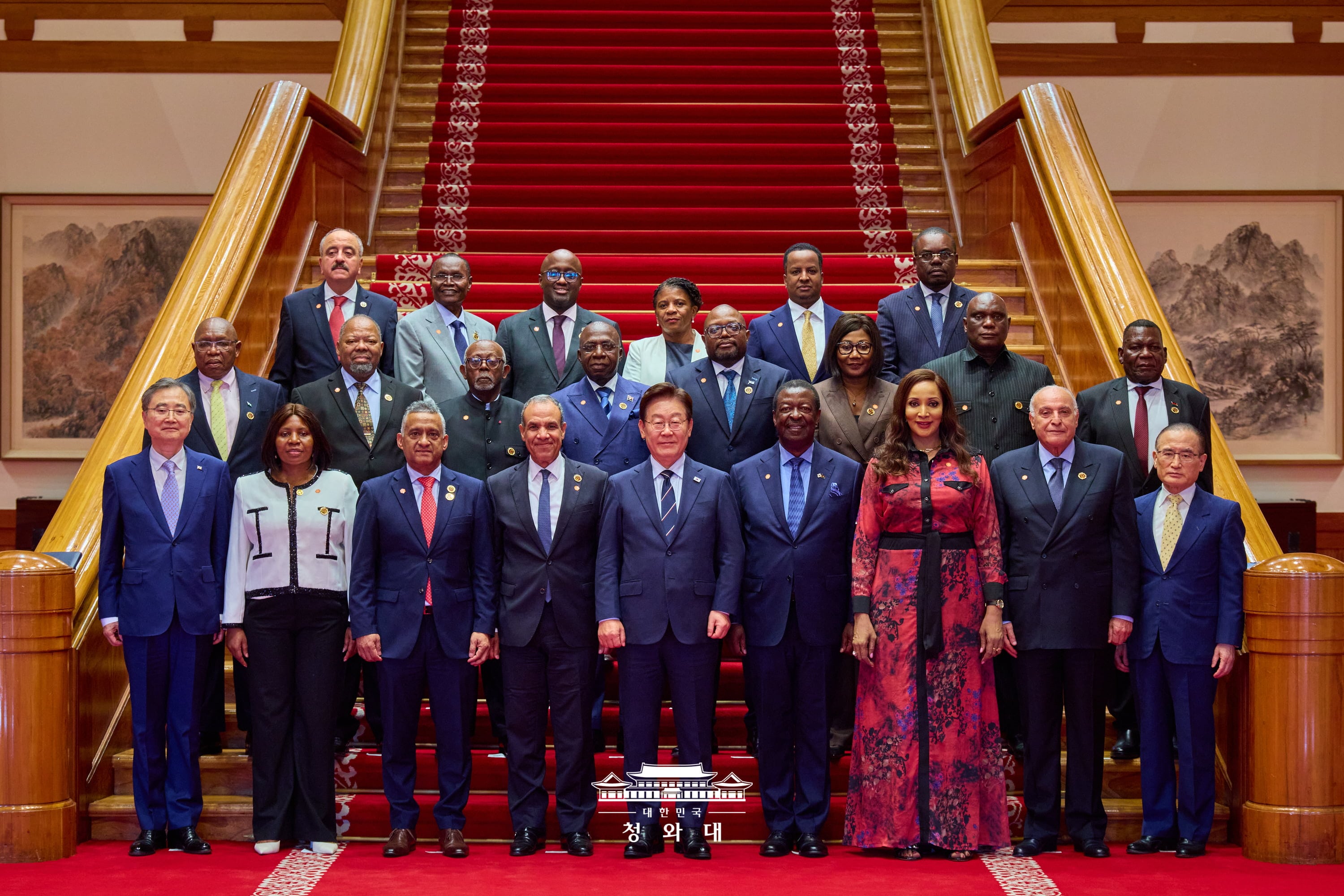 President Lee Jae Myung (center in front row) on June 2 poses for a group photo at Cheong Wa Dae in Seoul with 20 ministerial-level officials from African countries and international organizations, including those who attended the inaugural Korea-Africa Foreign Ministers' Meeting. (Cheong Wa Dae)