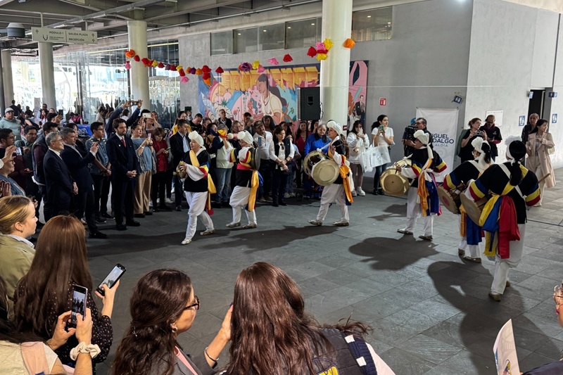 Residents of Mexico City on Nov. 19, 2025, watch a samulnori (traditional percussion) performance at a Kimchi Day celebration held at Miguel Hidalgo Borough Hall of Miguel Hidalgo, a borough in the Mexican capital. (Korean Cultural Center in Mexico's official Facebook page) 