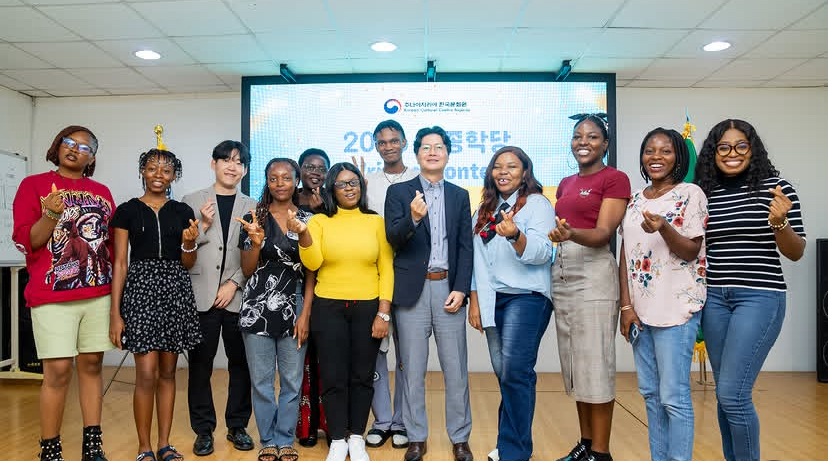 KCCN director Jeon Ju Ho, KCCN staffs and all participants of the Sejong Korean Writing Contest pose for a picture at the KCCN office on May 19.
