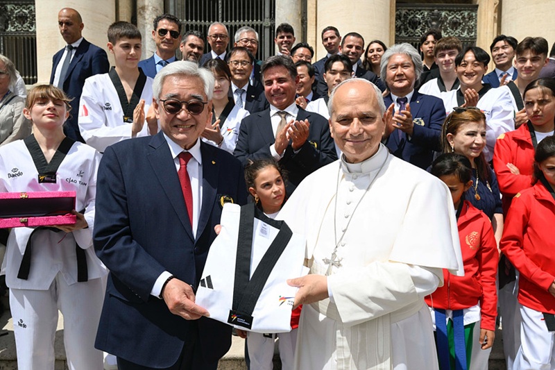 World Taekwondo President Choue Chung-won (left) on June 3 presents a taekwondo uniform to Pope Leo XIV at the Vatican. (World Taekwondo)  
