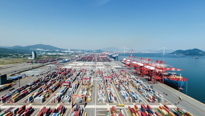 The current account surplus from January through April eclipsed USD 100 billion. Shown is the container terminal at Gwangyang Port in Gwangyang, Jeollanam-do Province. (Yeosu Gwangyang Port Authority)