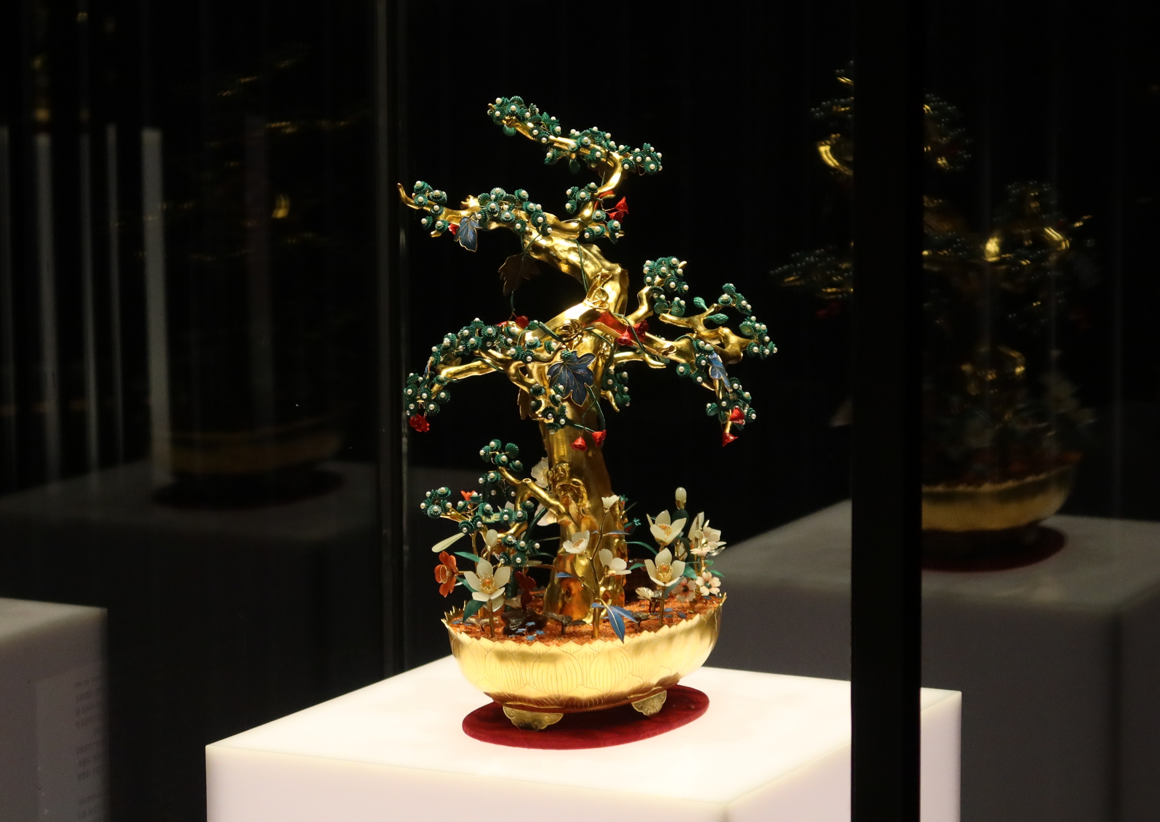 This is a replica of a banhwa, a diplomatic gift from the Joseon royal court, on display through Aug. 30 at Dondeokjeon Hall of Deoksugung Palace in Seoul's Jung-gu District. (Charles Audouin)  