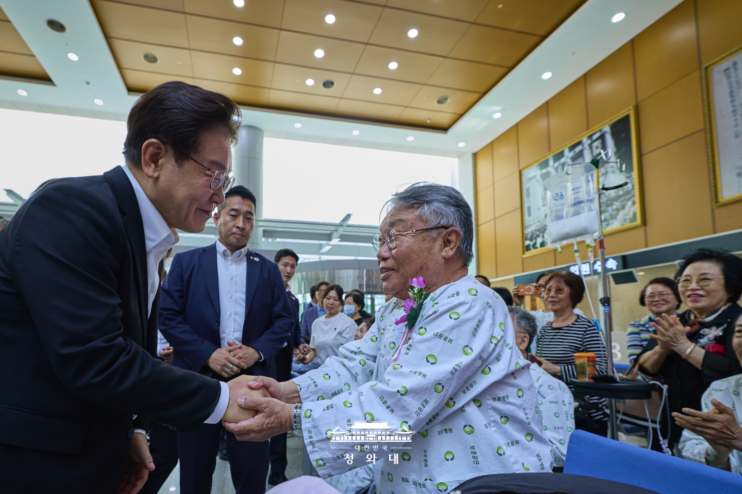 President Lee Jae Myung (left) on June 6 meets a decorated veteran receiving treatment at the VHS (Veterans Health Service) Medical Center in Seoul's Gangdong-gu District on the occasion of Memorial Day. (Cheong Wa Dae)  