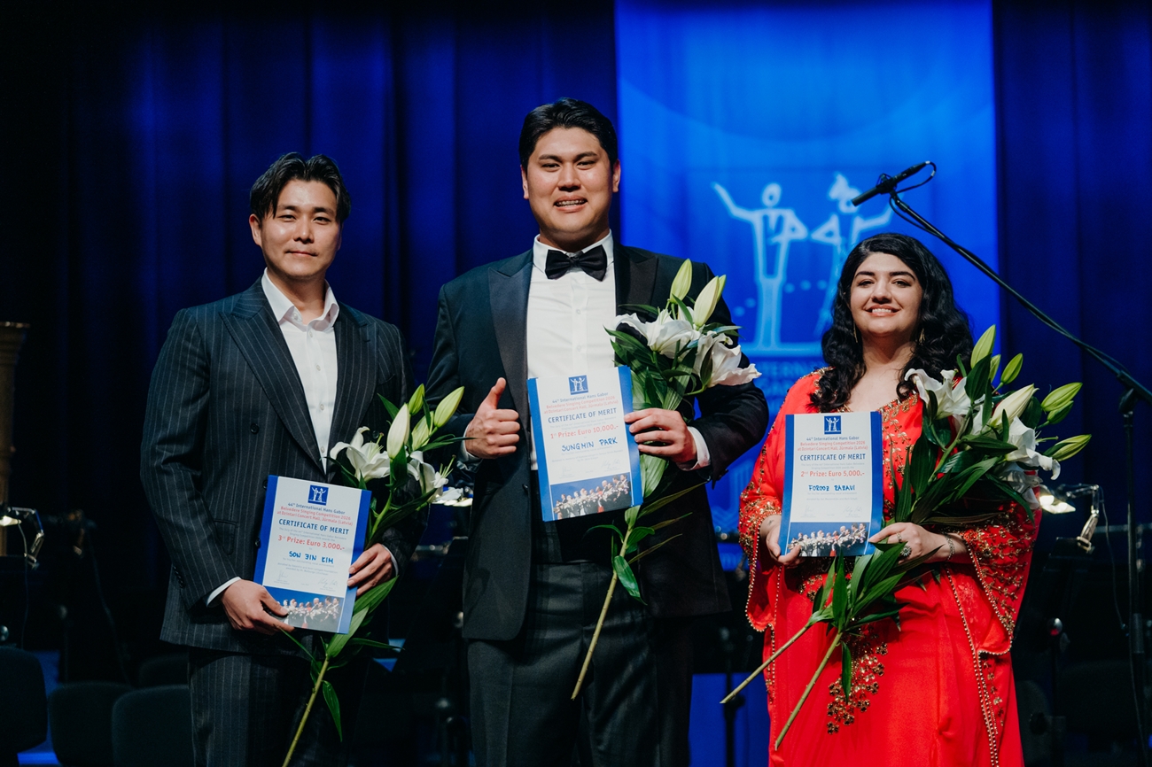 Bass Park Sungmin (center) on June 7 poses for photos after winning first prize at this year's International Hans Gabor Belvedere Singing Competition in Jurmala, Latvia. (Event's official website)  