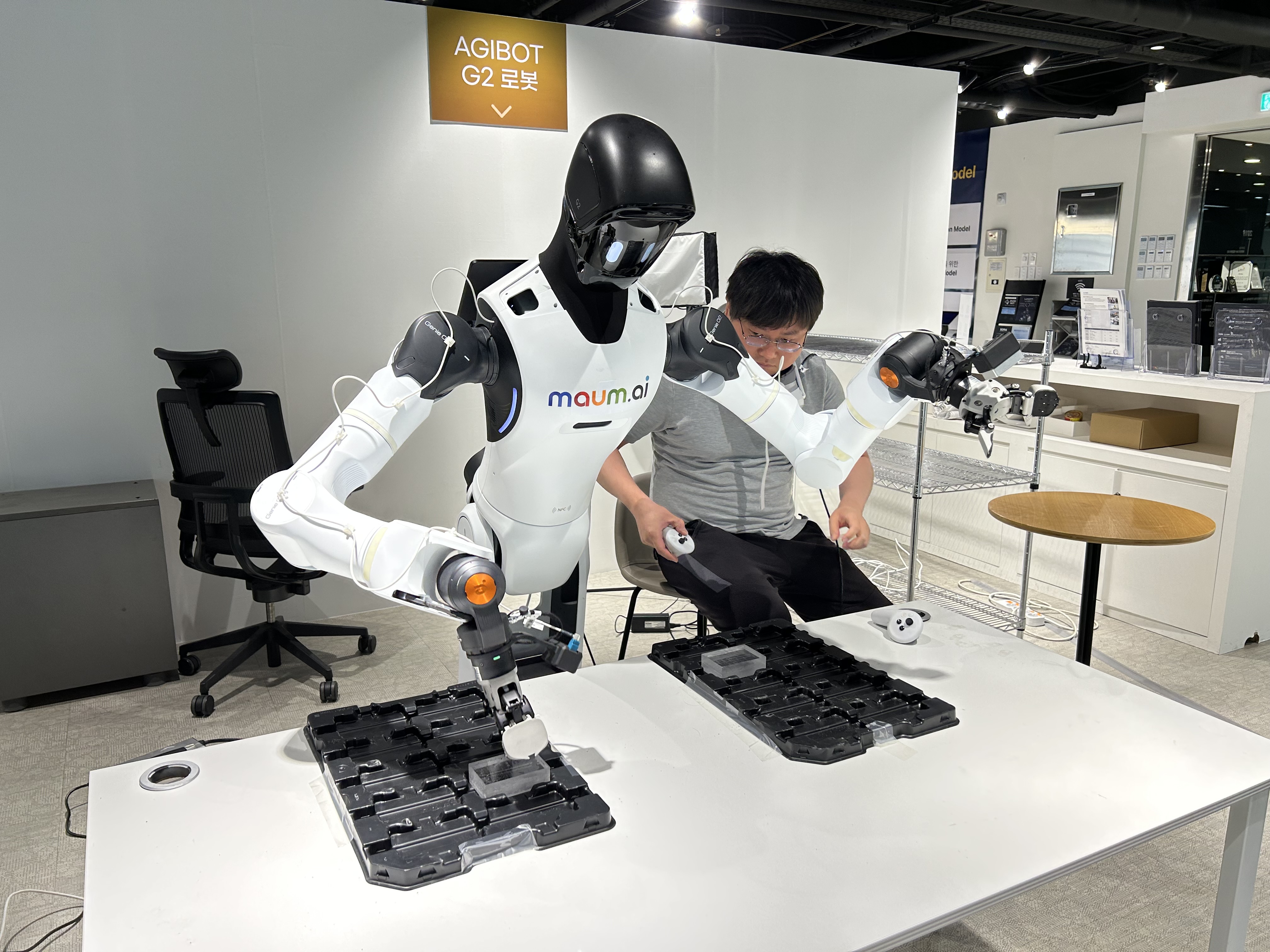 The photo shows a humanoid robot that learns to insert and remove cans from a box at Maum AI's headquarters in Seongnam City, Gyeonggi-do Province. 