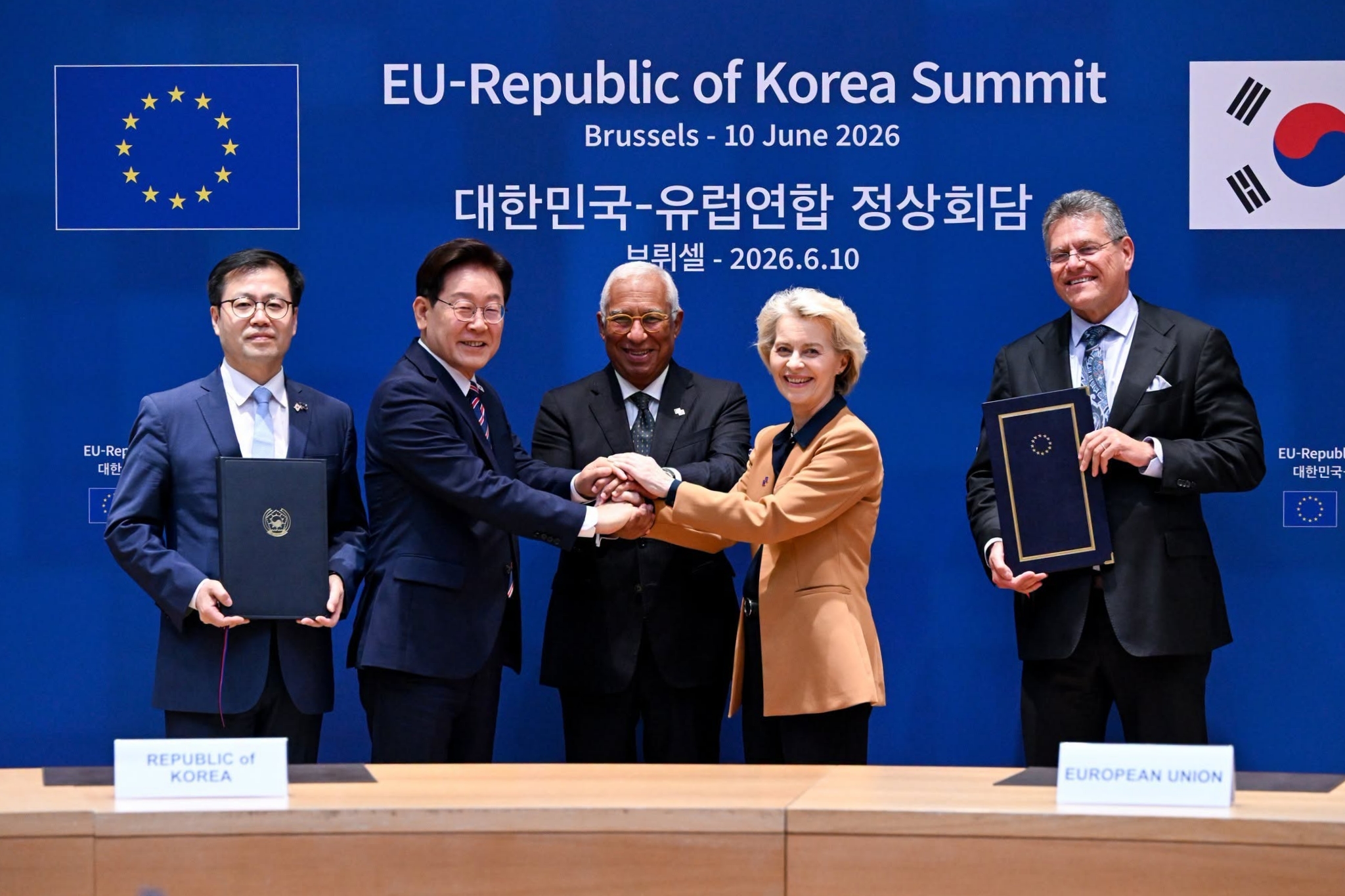 Minister for Trade Yeo Han-koo (from left), President Lee Jae Myung, European Council President Antonio Costa, European Commission President Ursula von der Leyen, and European Commissioner for Trade and Economic Security Maros Sefcovic on June 10 pose for a group photo after signing a digital trade agreement at the council's headquarters in Brussels. (Council's official Facebook page) 