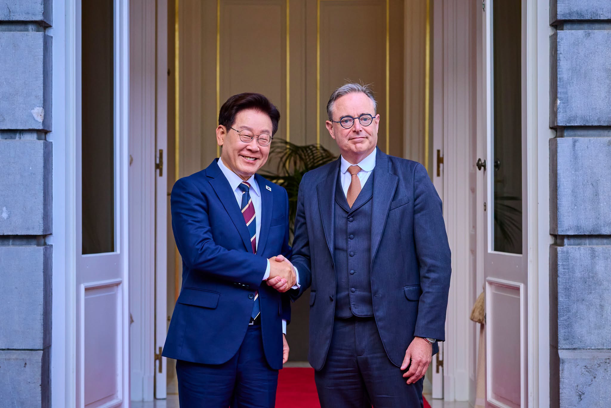 President Lee Jae Myung and Belgian Prime Minister Bart De Wever on June 10 shake hands after their summit at the latter's official residence in Brussels. (President Lee's official Facebook page)