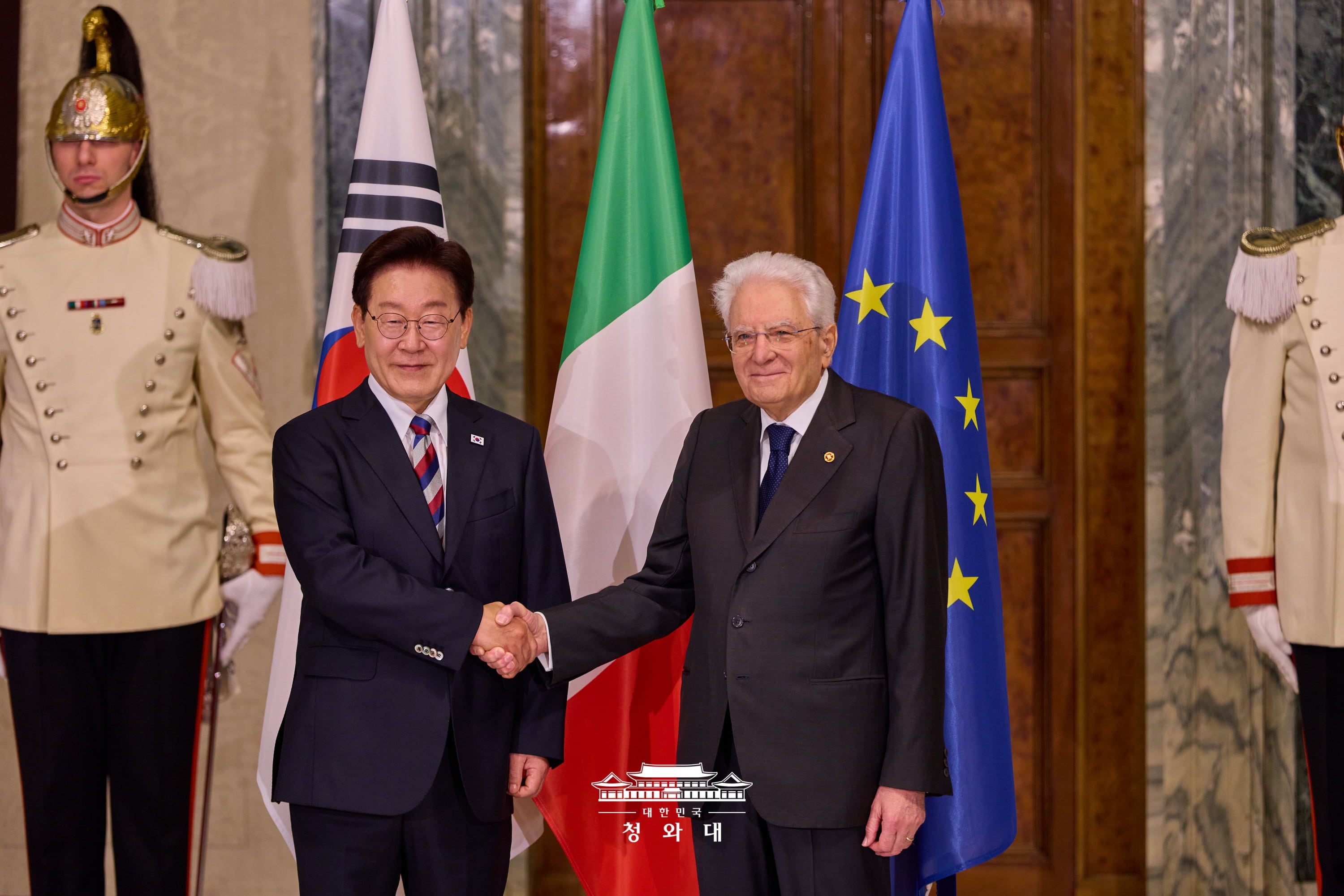 President Lee Jae Myung (left) and Italian President Sergio Mattarella on June 11 shake hands before their bilateral summit at the Quirinale Palace in Rome. (Cheong Wa Dae)