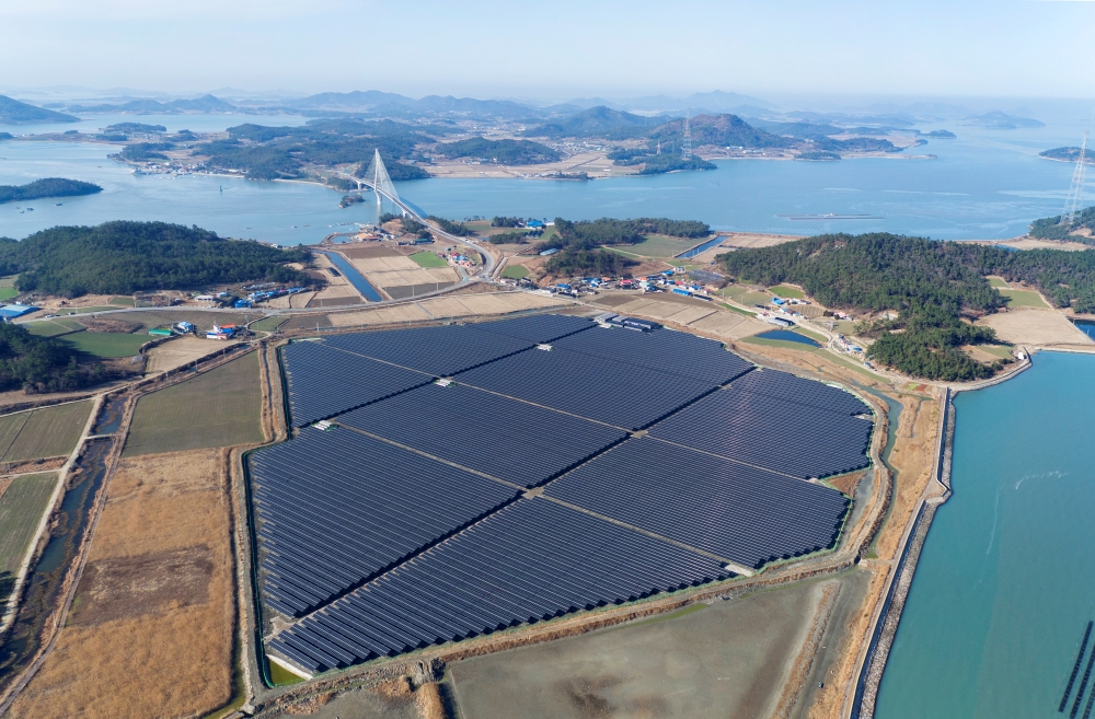 The country is boosting its policy toward green and energy transition. Shown is a solar power plant on Jarado Island in the township of Anjwa-myeon in Sinan-gun County, Jeollanam-do Province. (Sinan-gun Office)
