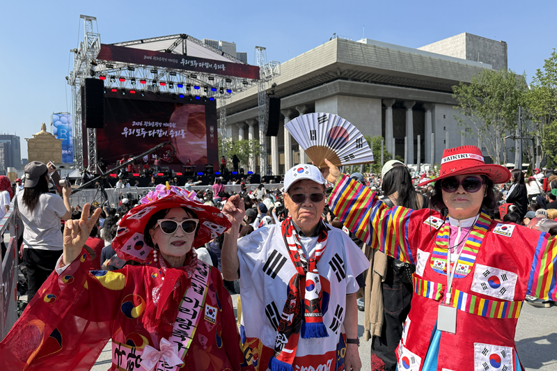 Red Devils on the morning of June 12 are dressed in colorful outfits as they watch Korea play its FIFA World Cup opener against Czechia (Czech Republic). (Hong Angie)