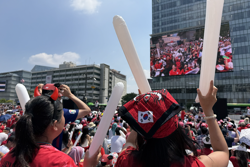 Red Devils on June 12 cheer at a public viewing of Korea's FIFA World Cup opener against Czechia (Czech Republic) on massive screens at Gwanghwamun Square in Seoul's Jongno-gu District. (Hong Angie)