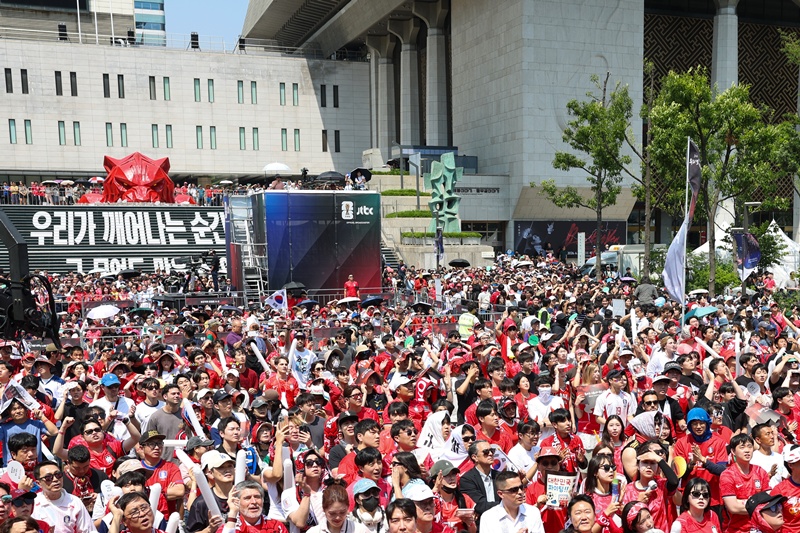 The Red Devils, a fan club for the national soccer team, and others on the morning of June 12 cheer while watching Korea's opening game of the FIFA World Cup against Czechia (Czech Republic) on massive screens at Gwanghwamun Square in Seoul's Jongno-gu District. (Park Dae Jin)