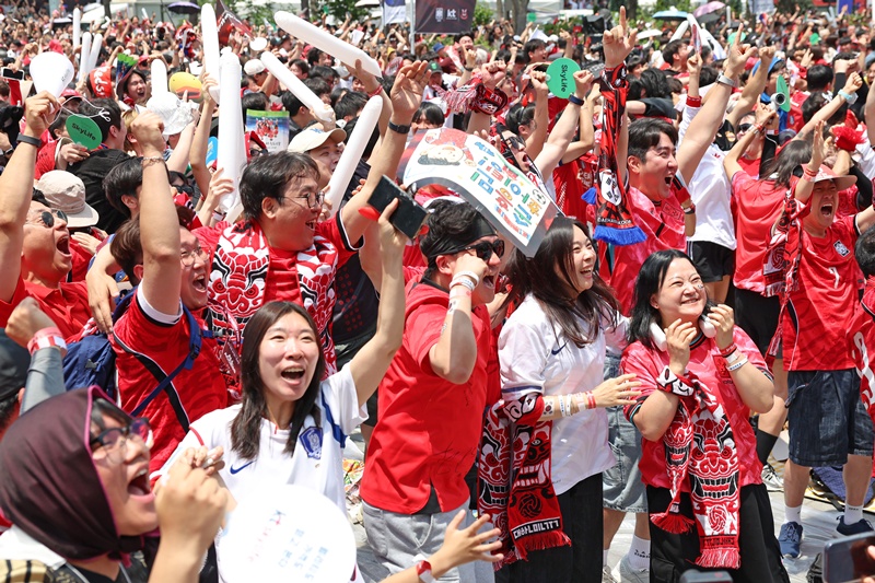 Minister of Culture, Sports and Tourism Chae Hwi-young (center with white bracelets) on June 12 celebrates with the Red Devil crowds at Gwanghwamun Square in Seoul's Jongno-gu District as Korea beat Czechia (Czech Republic), 2-1, in their opening Group A game of the FIFA World Cup in North America. (Ministry of Culture, Sports and Tourism)   