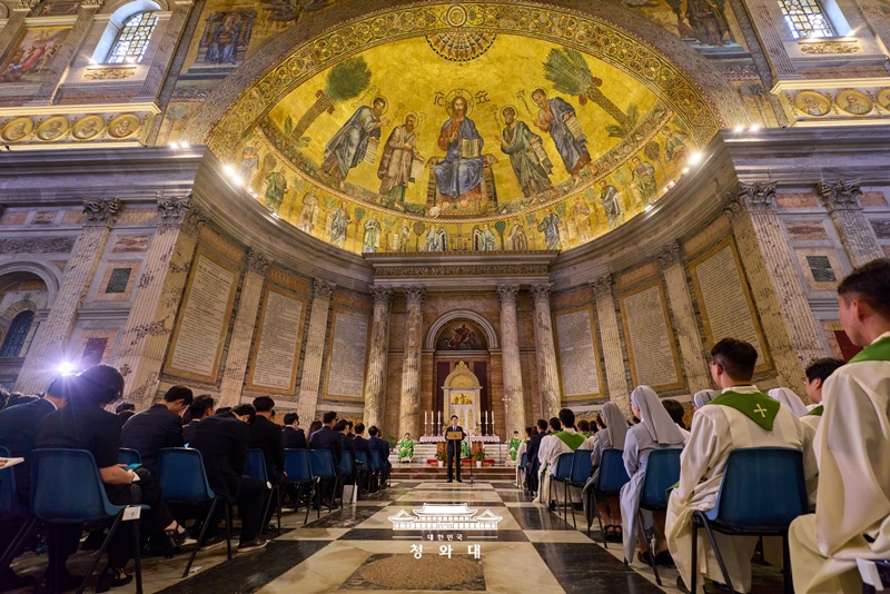 President Lee Jae Myung on June 14 gives a speech at a special Mass for peace and solidarity at the Basilica of St. Paul Outside the Walls in Rome.