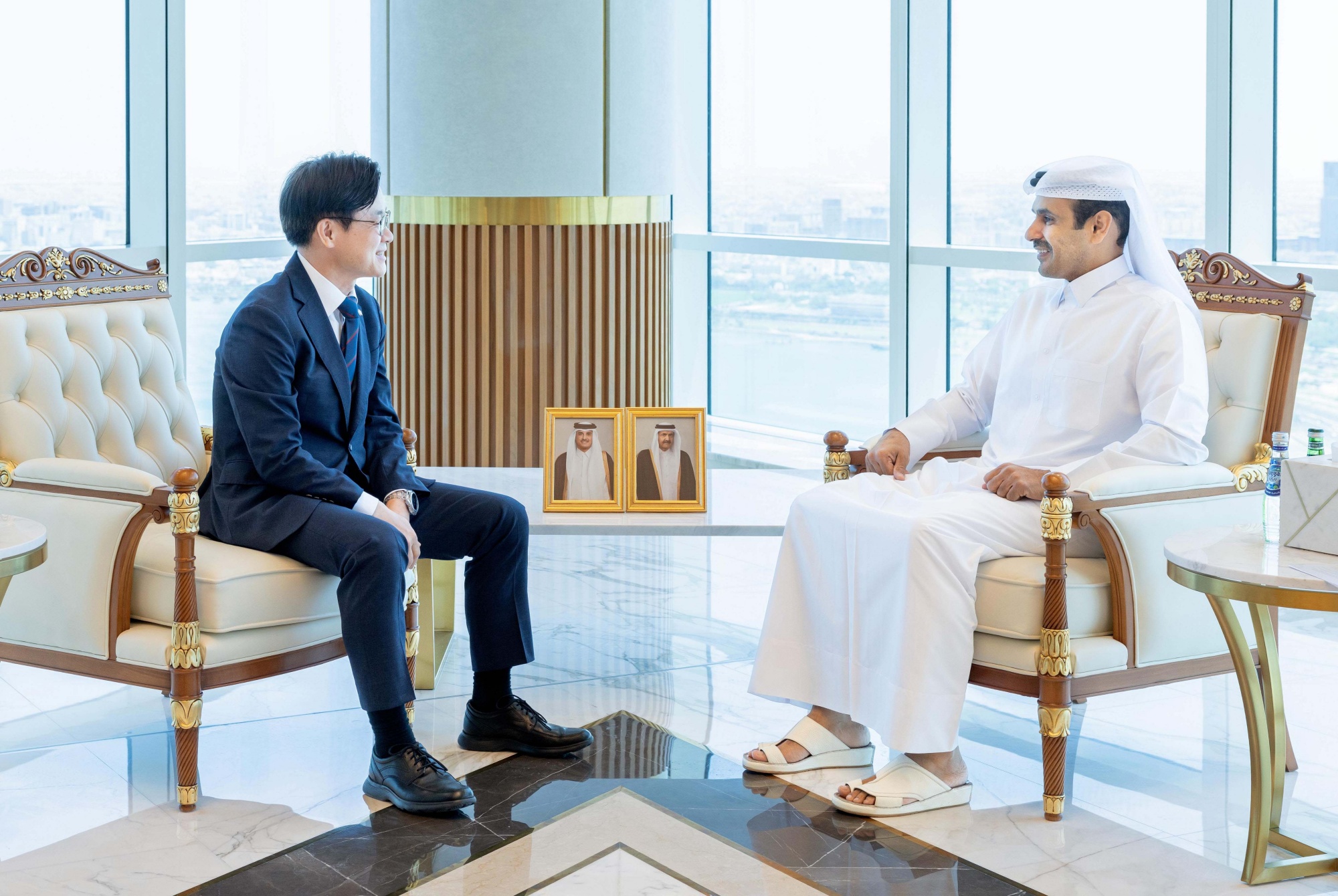 Minister of Trade, Industry and Energy Kim Jung-Kwan (left) on June 15 talks with Qatari Minister of State for Energy Affairs Saad bin Sherida Al Kaabi, who is also CEO of QatarEnergy, at the company's headquarters in Doha, Qatar. Both sides discussed cooperation in the supply of liquefied natural gas and condensate. (Ministry of Trade, Industry and Resources)