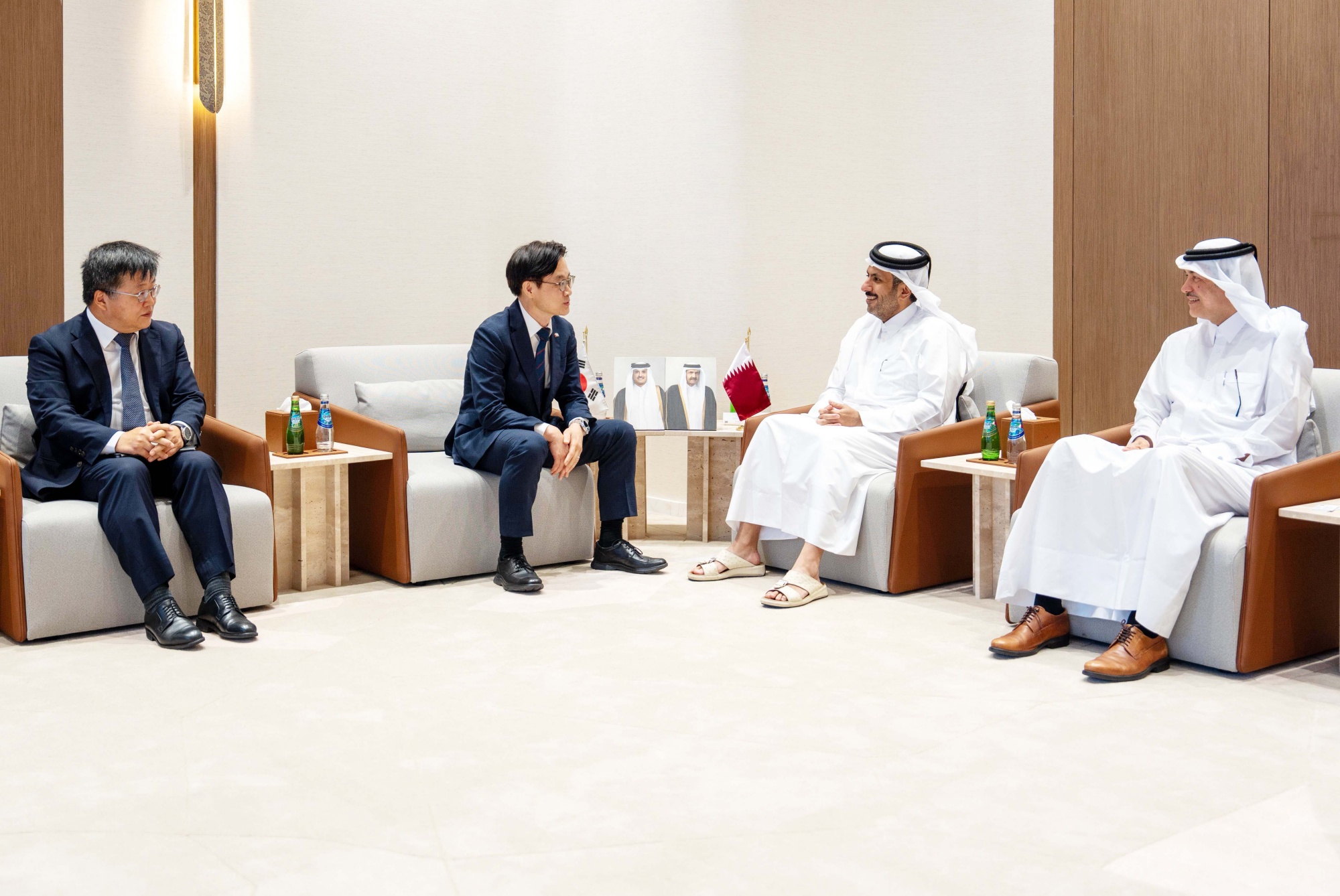 Minister of Trade, Industry and Energy Kim Jung-Kwan (second from left) and Qatar's Minister of Commerce and Industry Sheikh Faisal bin Thani bin Faisal Al Thani discuss expanding bilateral cooperation in advanced industries in Doha, Qatar. (Ministry of Trade, Industry and Resources)