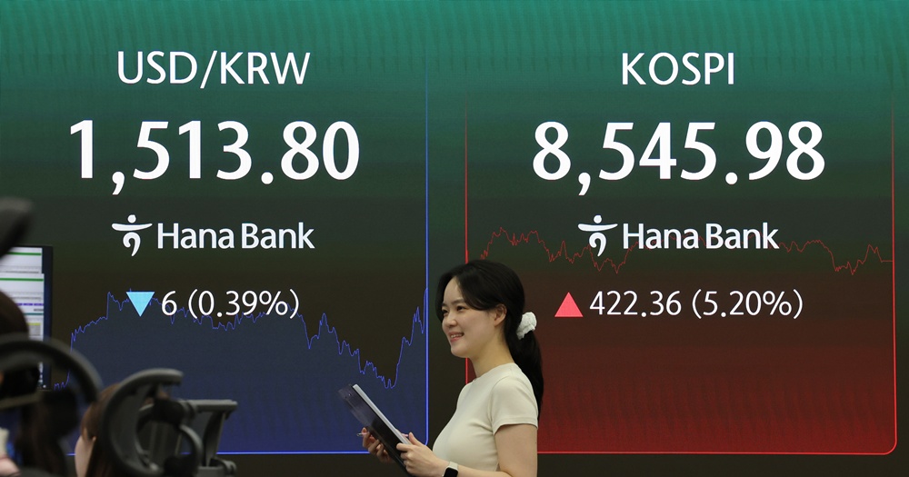 The KRW-USD exchange rate and the benchmark stock index KOSPI are shown on June 15 on a massive screen installed at the dealing room of Hana Bank headquarters in Seoul's Jung-gu District. (Yonhap News) 