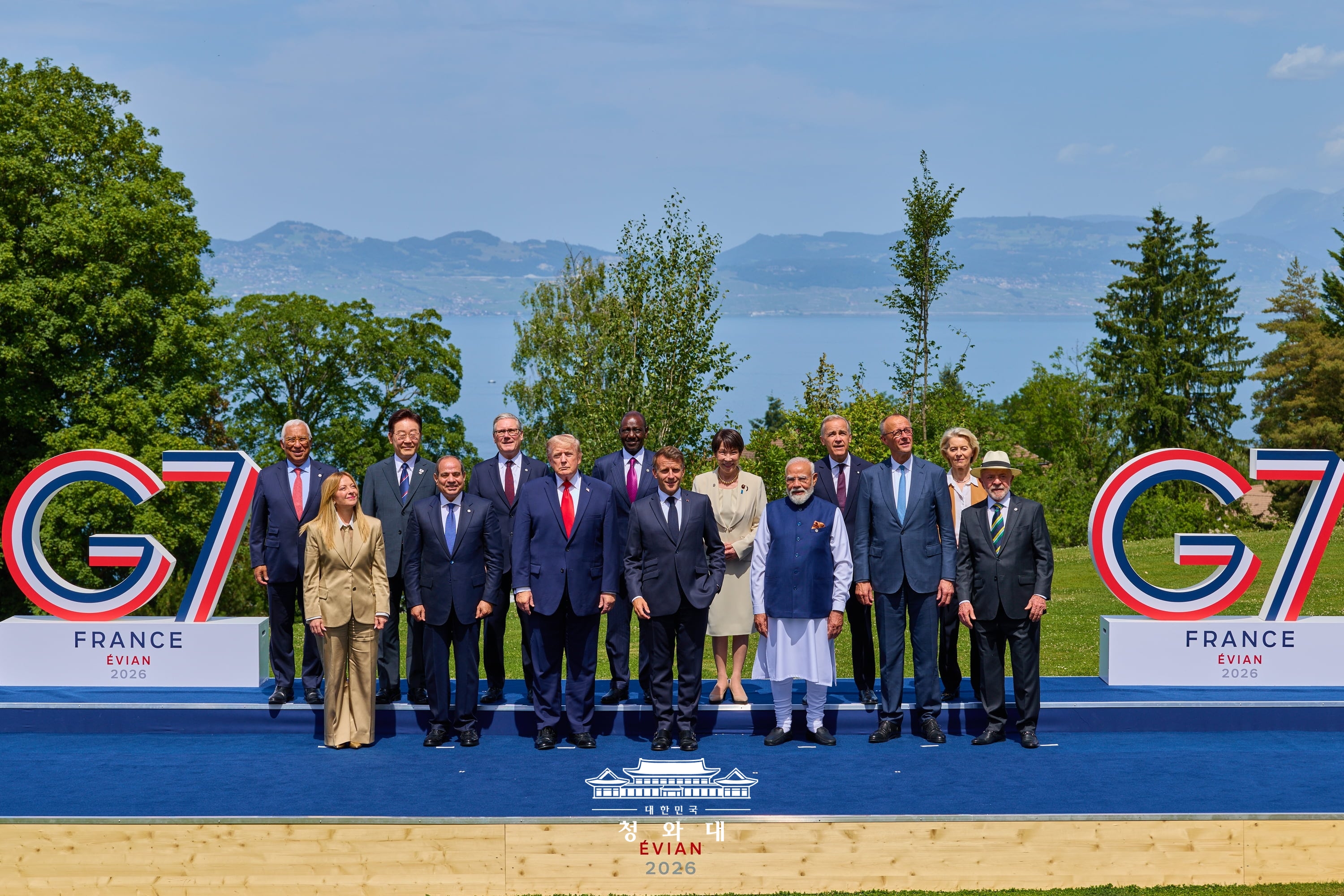 President Lee Jae Myung (second from left in second row) on June 16 poses for a photo with other heads of state at the G7 summit in the French resort town of Evian-les-Bains.