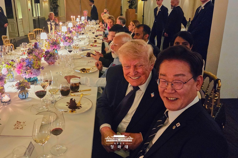 President Lee Jae Myung (right) and U.S. President Donald Trump on June 16 pose for a photo at the official dinner of the G7 summit in the French resort town of Evian-les-Bains. (Cheong Wa Dae)