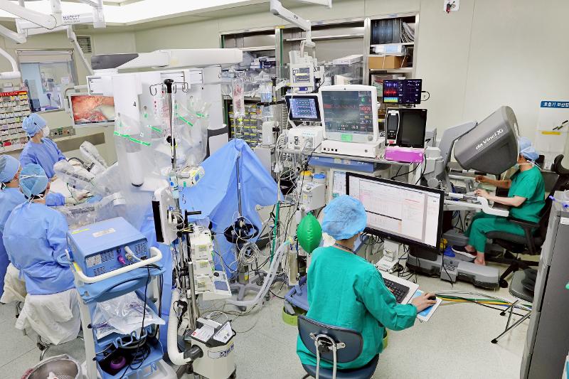 Robotic surgery is being performed on a colorectal cancer patient at Asan Medical Center in Seoul's Songpa-gu District. (Asan Medical Center)