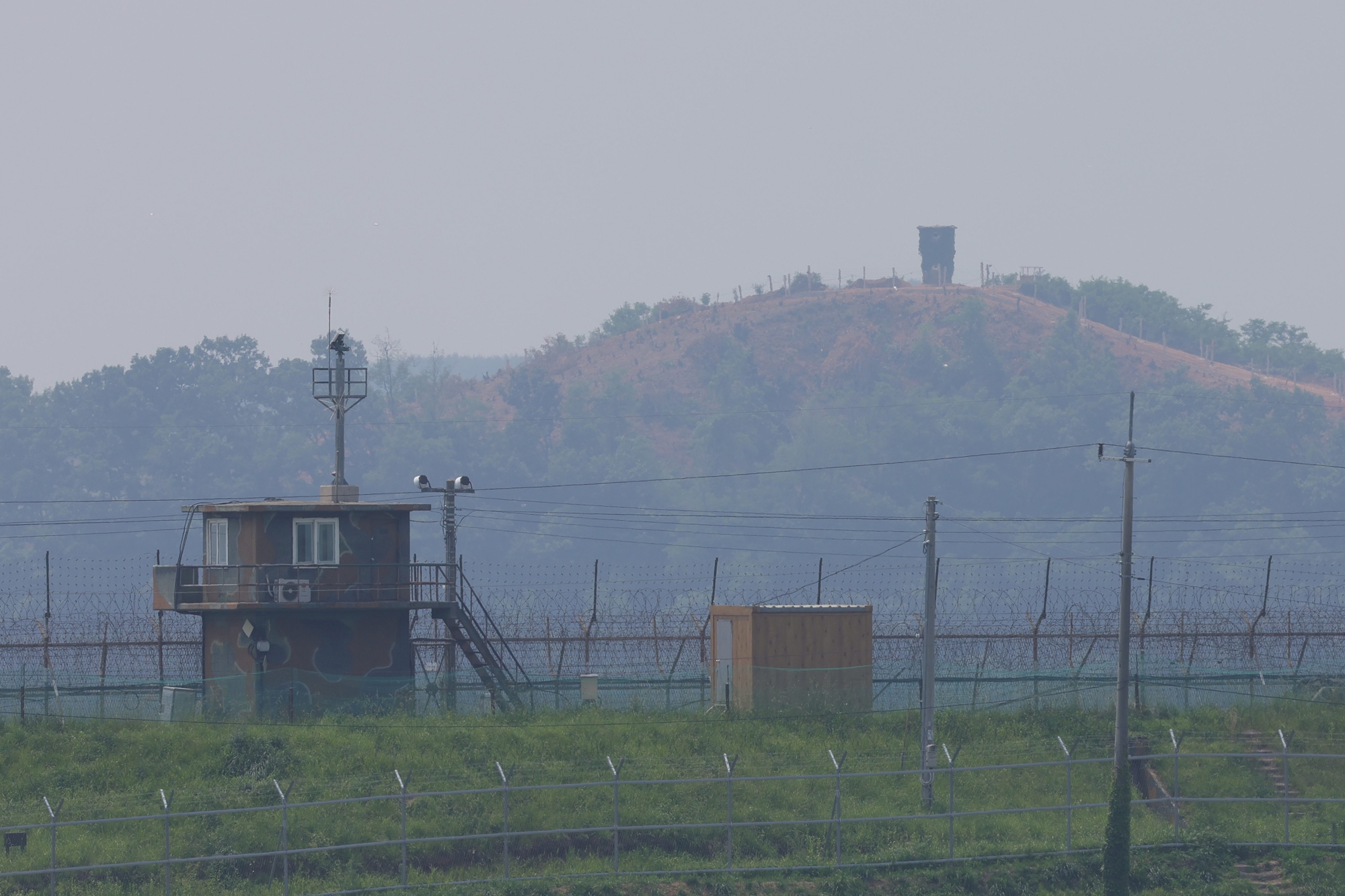 Guard posts of the two Koreas face each other across the Imjingang River on the South Korean side in Paju, Gyeonggi-do Province. (Yonhap News)  