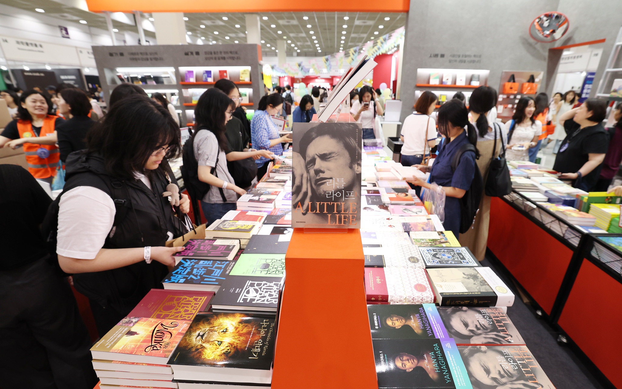 Visitors on June 18, 2025, browse through books displayed at the Seoul International Book Fair at the convention center Coex in Seoul's Gangnam-gu District. (Lee Jeongwoo)