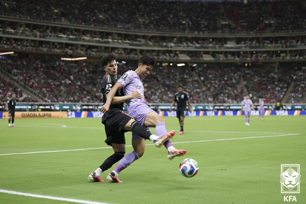 Striker Son Heung-min on June 18 struggles for a ball in Korea's second Group A game of the FIFA World Cup soccer finals at Guadalajara Stadium in Zapopan, Mexico. (Korea Football Association)