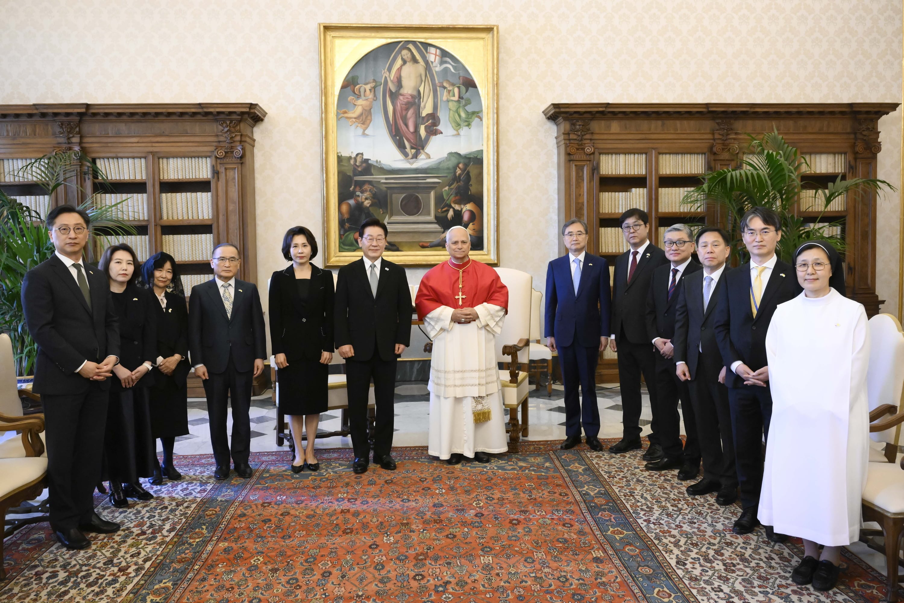 President Lee Jae Myung (sixth from left) and Pope Leo XIV on June 15 take a group photo with attendees before their private talks at the Apostolic Palace, the pope's official residence, in Vatican City. (Vatican Media)