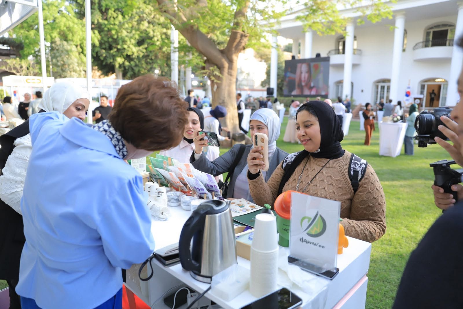 Visitors on May 6 try Korean food at a Hansik (traditional food) promotional event in Egypt. (Korean Embassy in Cairo)