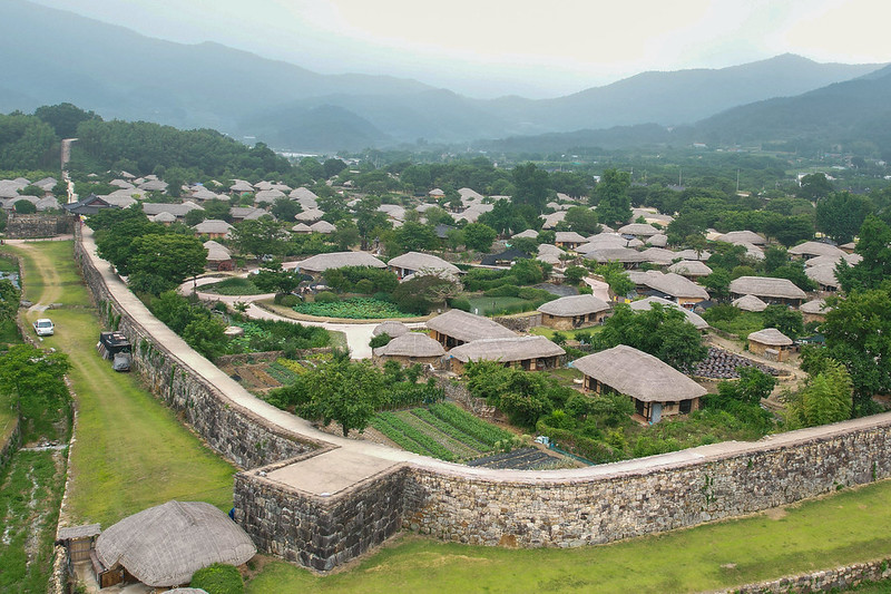 This panoramic view of Naganeupseong Walled Town in Suncheon, Jeollanam-do Province, presents the well-preserved landscape of a Joseon Dynasty town within a stone fortress with a circumference of 1,140 m. 