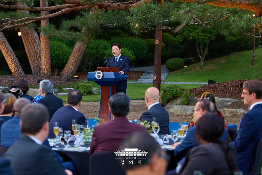 President Lee Jae Myung on June 23 gives a welcoming speech to diplomats and representatives from international organizations at a banquet he hosted at the garden Nokjiwon of Cheong Wa Dae in Seoul. (Cheong Wa Dae) 