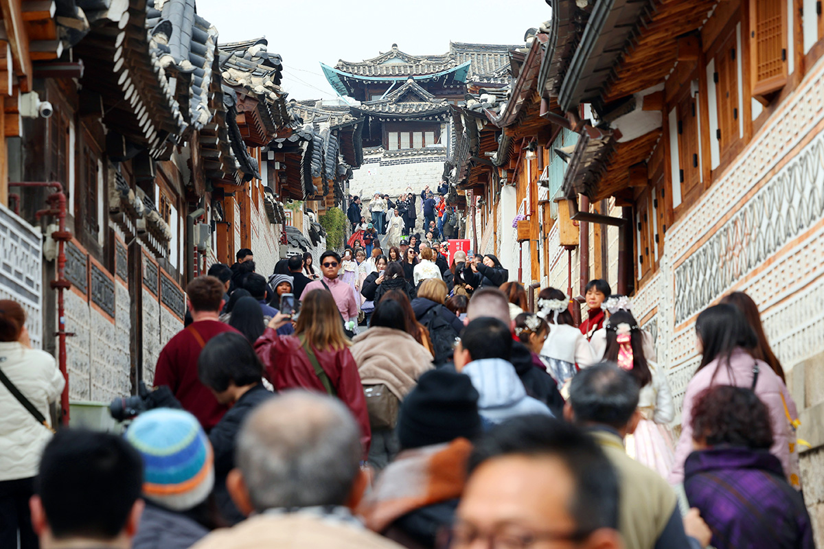 The number of foreign visitors to Korea has surpassed 10 million in the first half of the year. Shown is a crowded Bukchon Hanok Village on March 16 in Seoul's Jongno-gu District. (Korea.net DB)