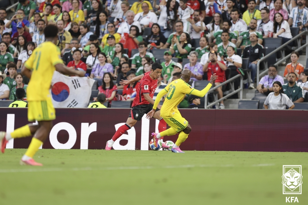Striker Hwang Hee-chan on June 25 takes on a defender in Korea's final Group A game against South Africa in the FIFA World Cup soccer finals at Monterrey Stadium in Guadalupe, Mexico. (Korea Football Association)  