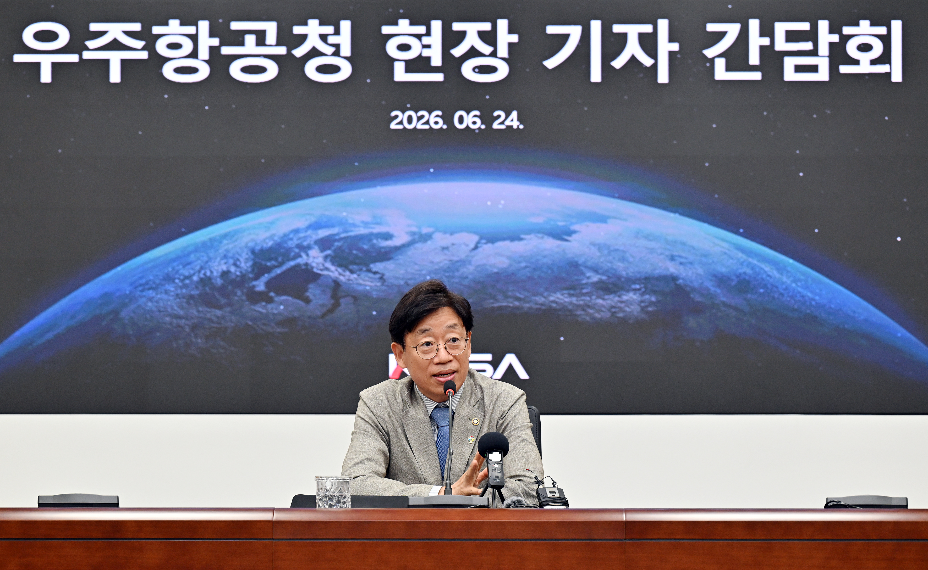 Korea AeroSpace Administration (KASA) Administrator Oh Taeseog on June 24 discusses pending issues at a news conference held at his agency's headquarters in Sacheon, Gyeongsangnam-do Province. (KASA)