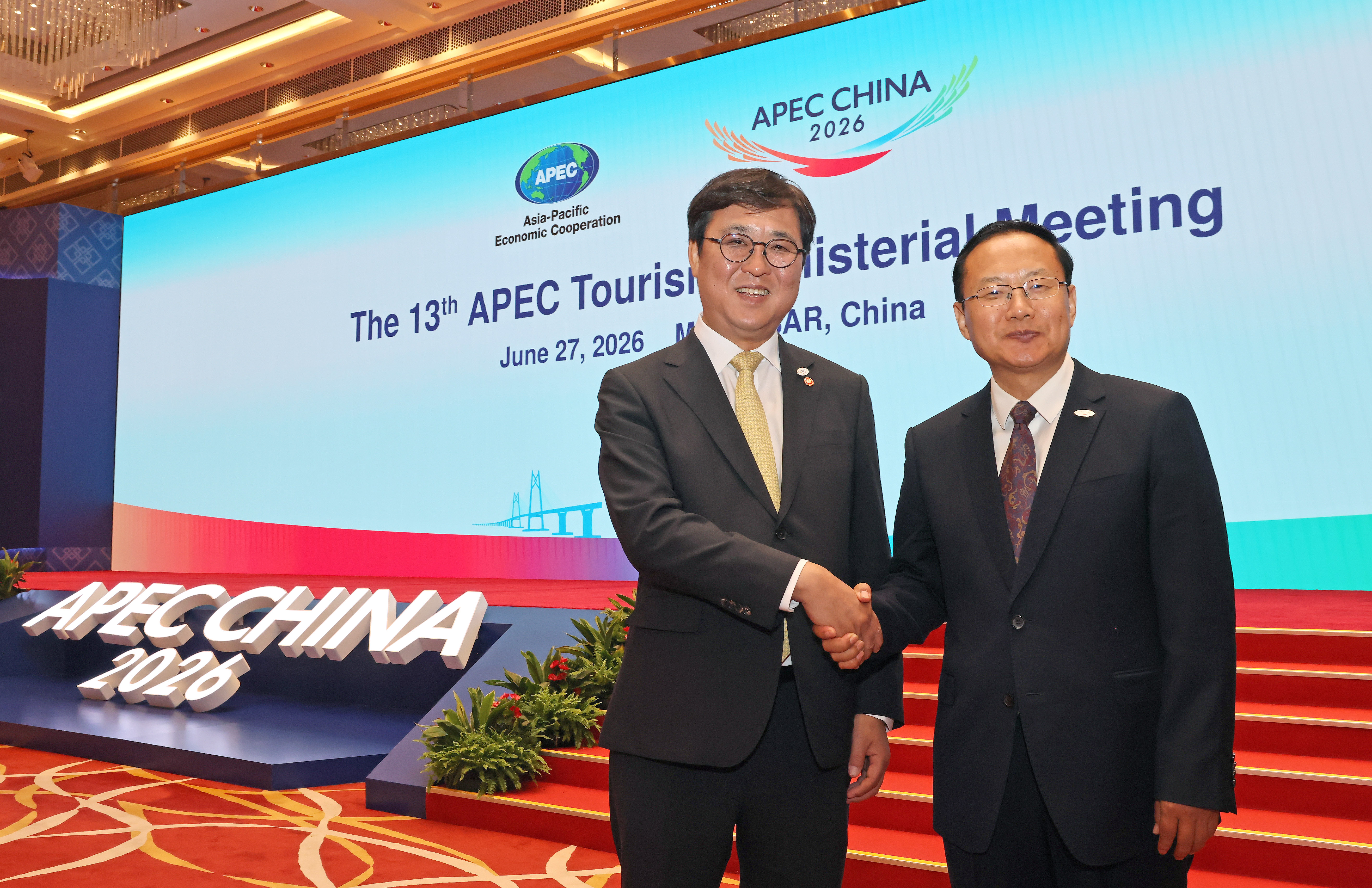 Minister of Culture, Sports and Tourism Chae Hwi-young (left) and Chinese Minister of Culture and Tourism Sun Yeli on June 27 shake hands after the plenary session of the APEC (Asia-Pacific Economic Cooperation) Tourism Ministerial Meeting at Macao Complex in Macao. (Heo Man-jin and Ministry of Culture, Sports and Tourism)