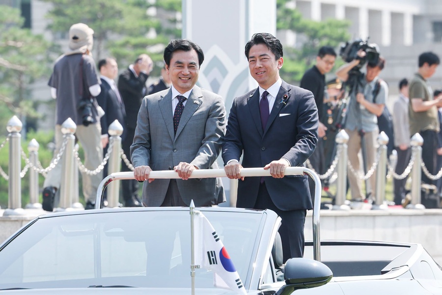 Minister of National Defense Ahn Gyu-Back (left) and Japanese Minister of Defense Shinjiro Koizumi on June 28 review a motorcade at the opening ceremony of their bilateral summit at the Ministry of National Defense's parade ground in Seoul's Yongsan-gu District. (Ministry's official Facebook page)