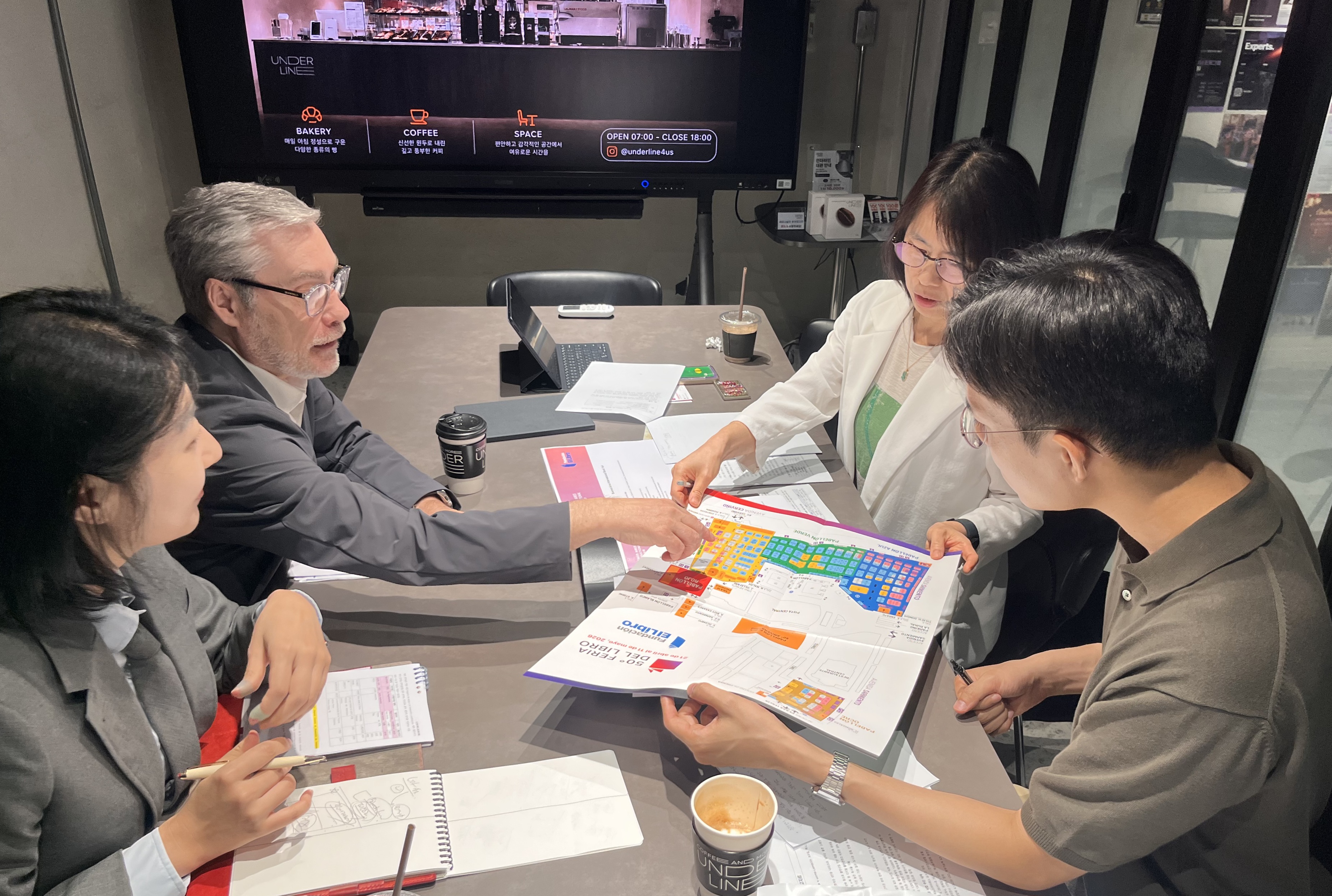 Ezequiel Martinez (second from left), director general of the Buenos Aires International Book Fair, on June 26 shows a map of the event to a delegation from the Publication Industry Promotion Agency of Korea at a seminar room in Seoul's Gangnam-gu District. (Korean Foundation for International Cultural Exchange)  