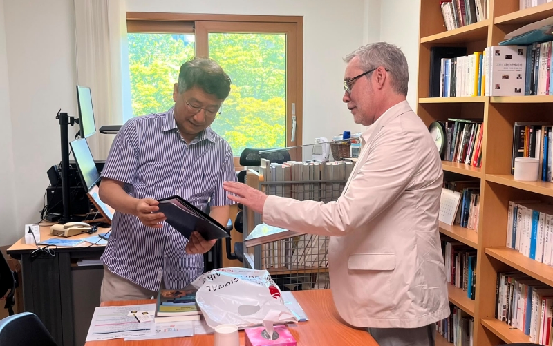 Ezequiel Martinez (right), director general of the Buenos Aires International Book Fair, on June 23 speaks to Woo Suk-kyun, director of the Institute for Latin American Studies at Seoul National University, at the institute in Seoul's Gwanak-gu District. (Korea Foundation for International Cultural Exchange) 