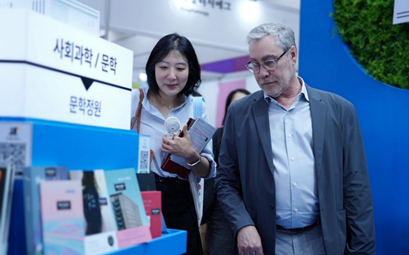 Ezequiel Martinez (right), director general of the Buenos Aires International Book Fair, on June 24 tours the Seoul International Book Fair at the convention center Coex in Seoul's Gangnam-gu District. (Korea Foundation for International Cultural Exchange) 